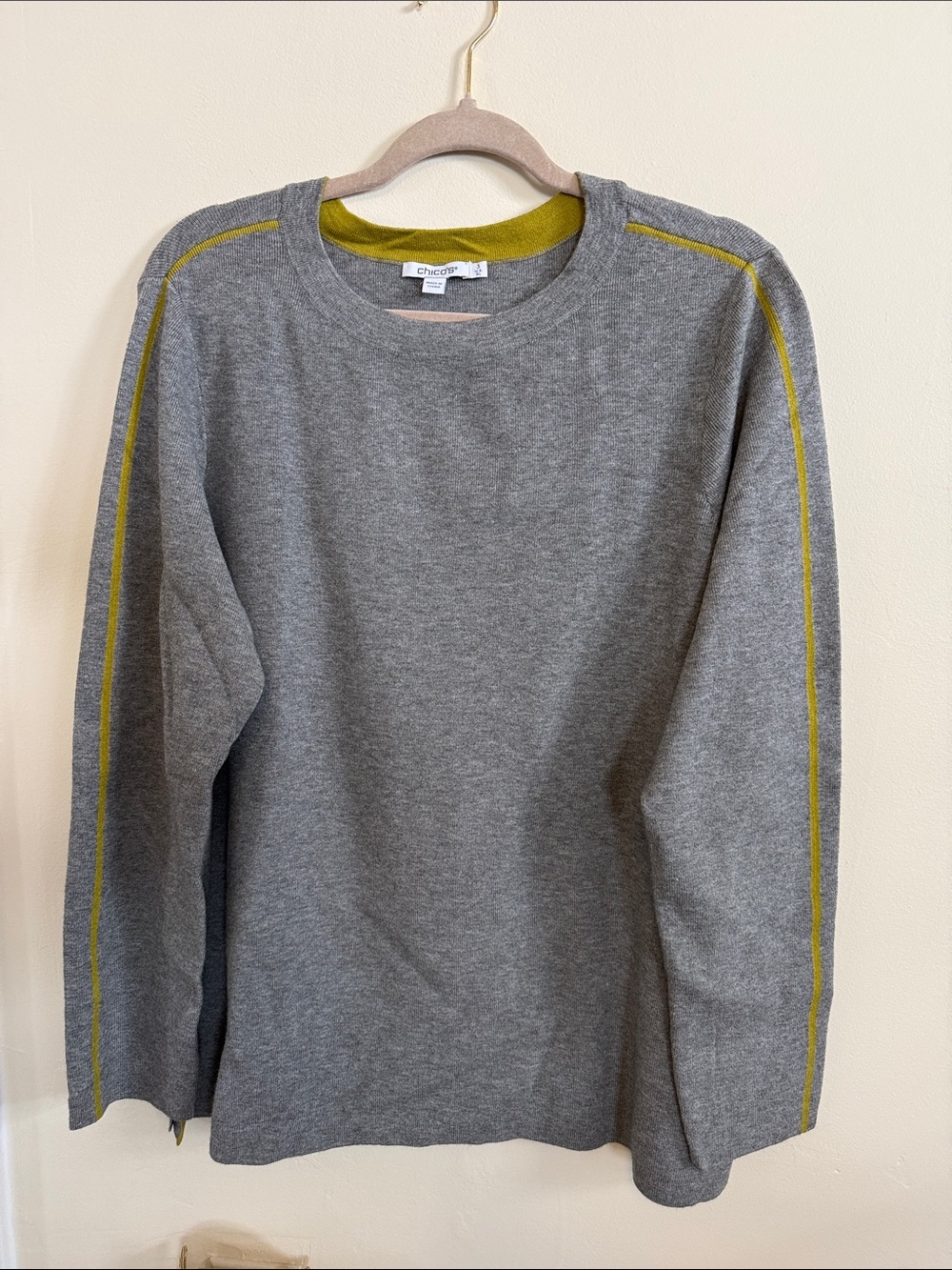🐝 NWOT 🐝 Chico's Gray Crewneck Sweater with Bright Green Trim